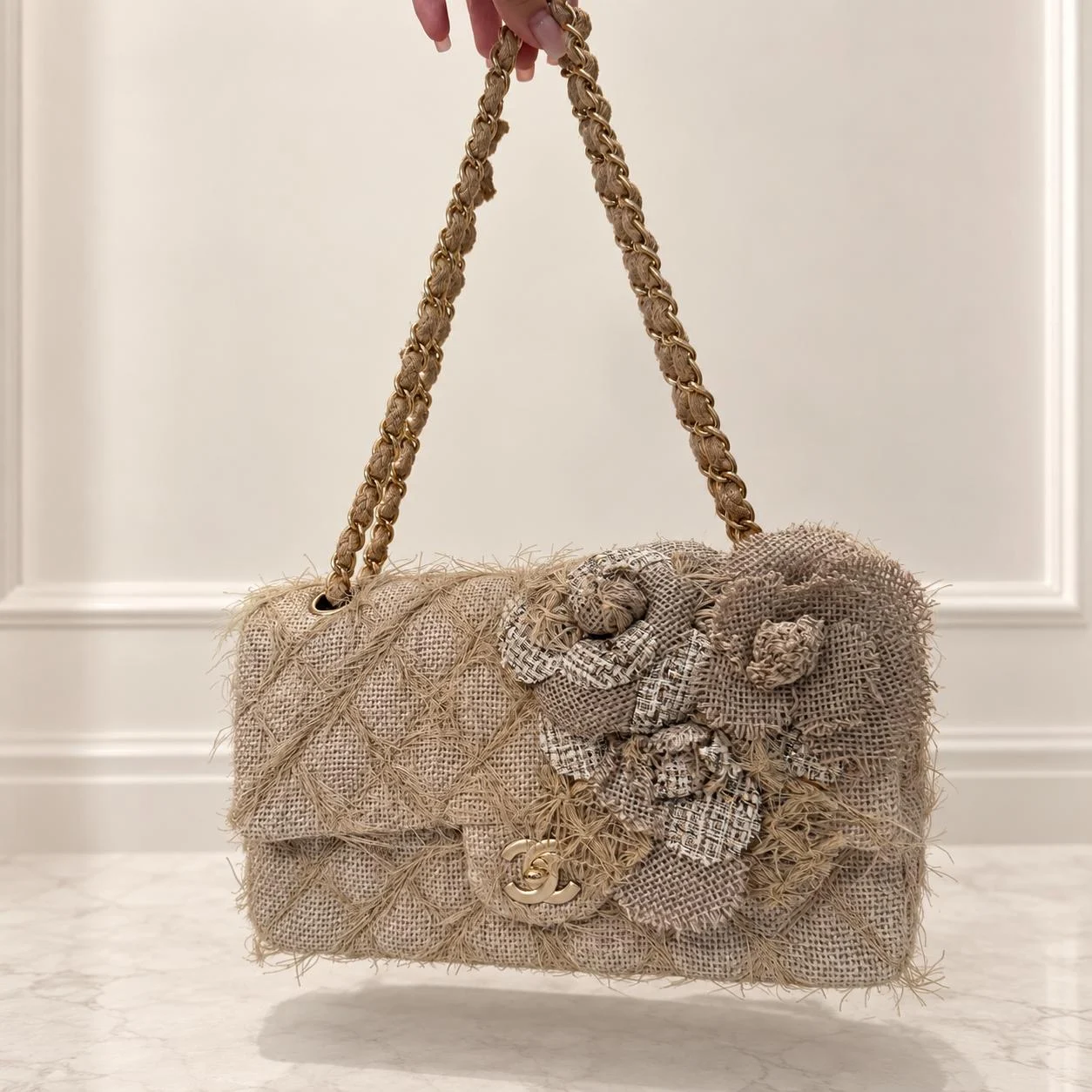 CHANEL — Sac à rabat Camellia en raphia